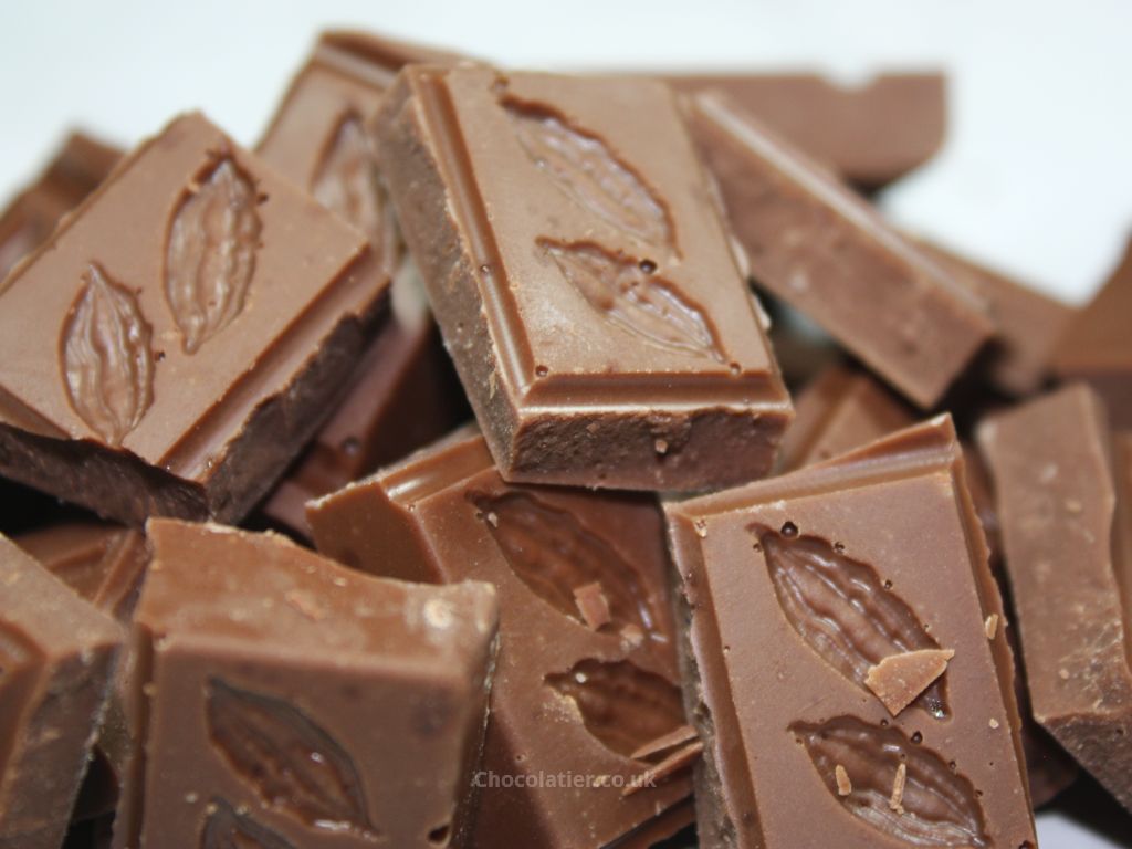 Unwrapping the Amelia Rope Peruvian Lime & Sea Salt Milk Chocolate segments