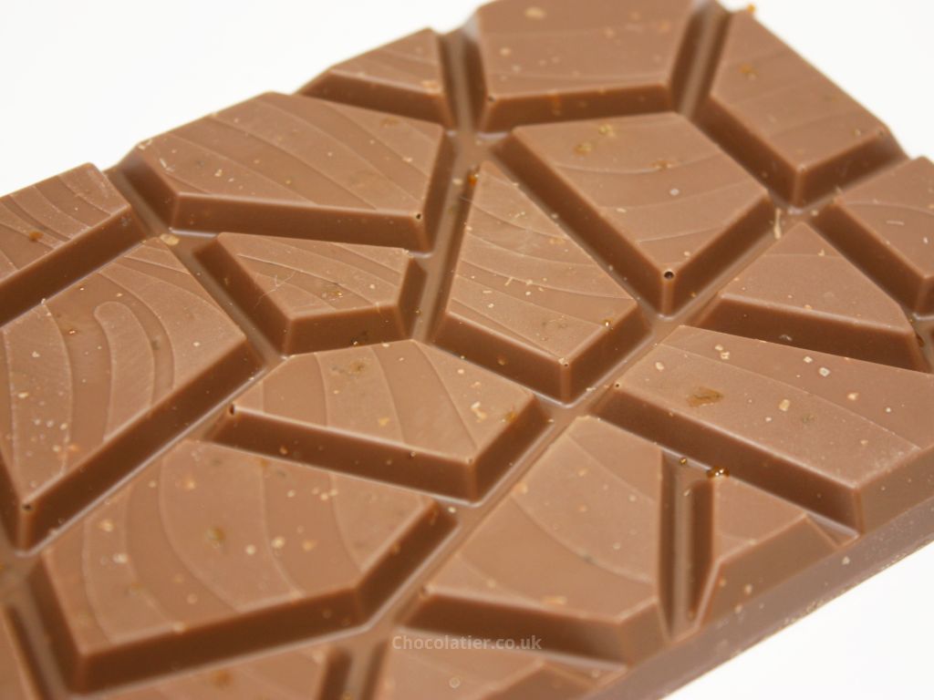Lidl Fin Carré Way To Go! Caramelised Almonds & Sea Salt Milk Chocolate Closeup